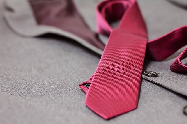 ピンクのネクタイの写真
